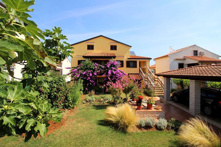 Ferienwohnung für 3 Personen, mit Balkon und Garten in Porec und Umgebung