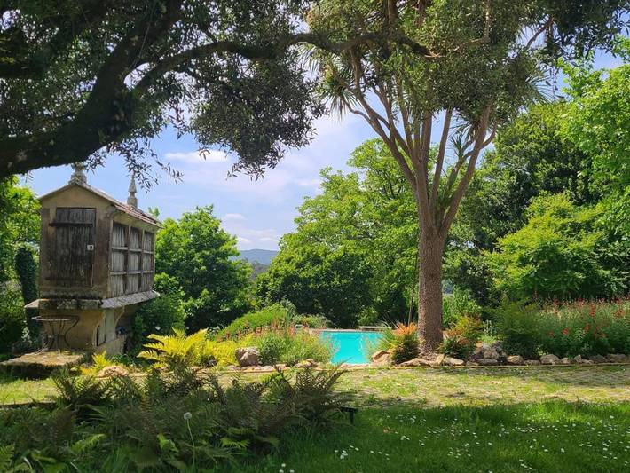 Casa rural para 9 personas, con piscina además de vistas y jardín, Se admiten mascotas en Teo 