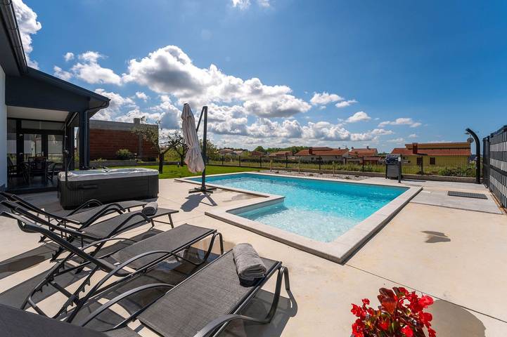 Ferienhaus für 7 Personen, mit Pool und Garten sowie Sauna und Terrasse in Kastelir - 2