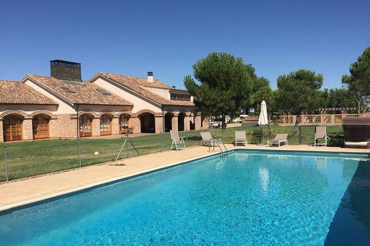 Gîte pour 24 personnes, avec Jacuzzi ainsi que Terrasse et Jardin à Calvarrasa de Abajo