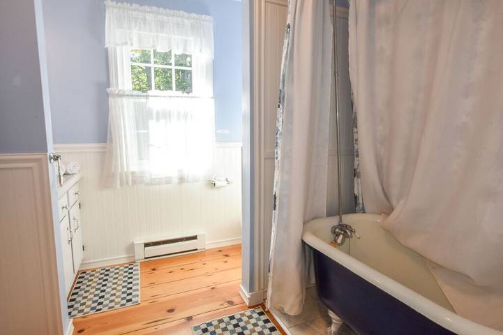 Vacation rental for 8 people, with balcony and hot tub as well as yard, with pets in Eastham