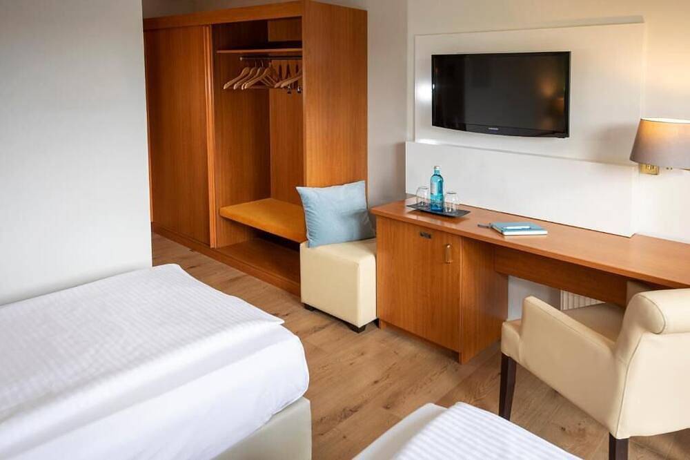 Twin Type | Near Ludwigsplatz (1.12 mi away) & Bürgerpark 1.06 miles in Dörnigheim, Maintal