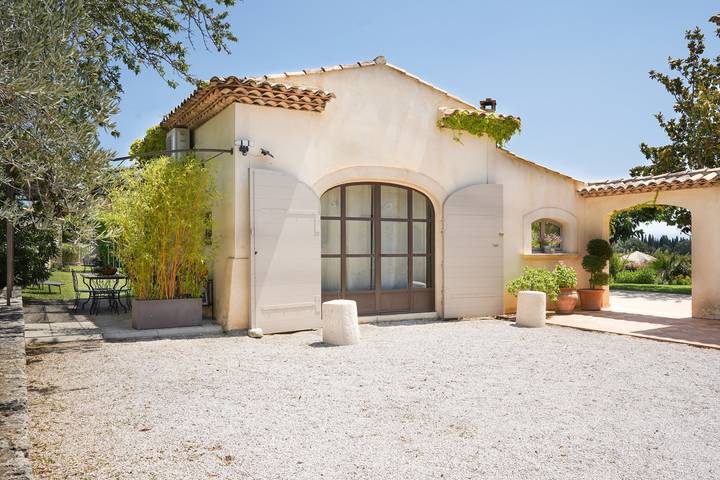 Gîte pour 3 personnes, avec piscine ainsi que terrasse et jardin dans les Bouches-du-Rhône - 4