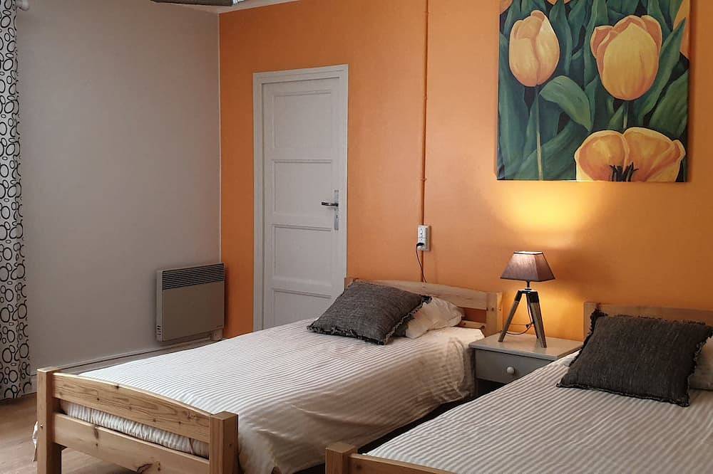 In Provence, lovely renovated farmhouse with swimming pool, wooded and flowered grounds in Bollène, Vaucluse