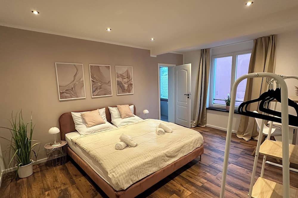 Ganze Wohnung, Charmante Ferienwohnung mit großer Dachterrasse & Wintergarten in Gau-Algesheim, Rheinhessen