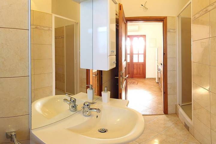 Holiday House Manuel- Istrian stone house in a quiet resort next to the sea in Marčana, Southcoast Istria