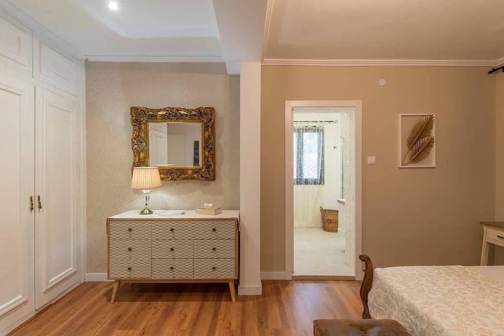 Edard's Great House - Paradise 300m from the sea. Spacious game room. in Castelldefels, Baix Llobregat