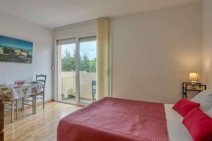 Ganze Wohnung, Renoviertes Studio für 2, nahe Uby-See, Haustiere erlaubt, Parkplatz in Cazaubon, Gers