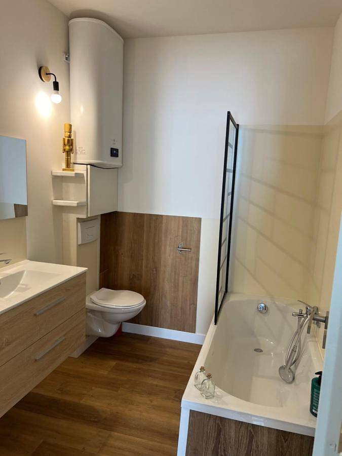 Gîte pour 4 personnes, avec terrasse dans Brézins