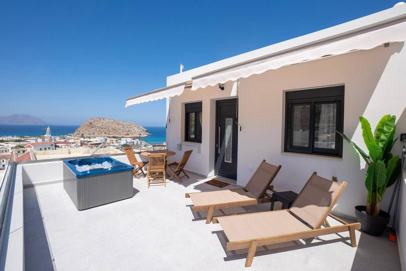 Ganzes Studio, Studio „Majestic View Villa“ mit Meerblick und Whirlpool in Karpathos