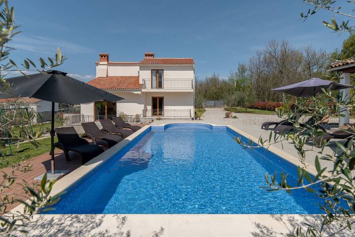 Villa für 8 Personen, mit Balkon/Terrasse und Garten sowie Pool in Labin
