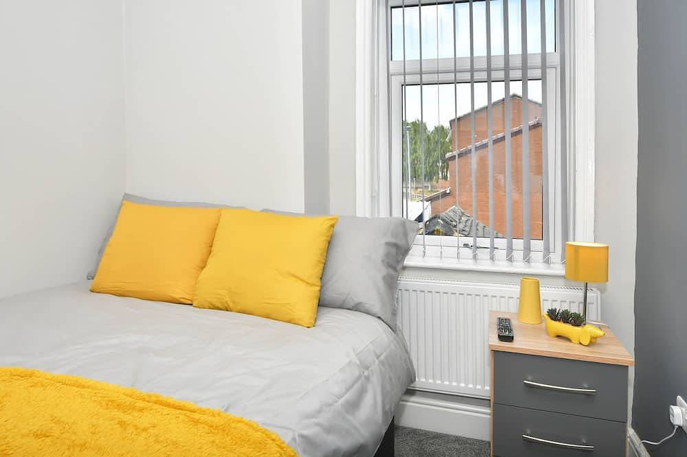 Superior-Doppelzimmer-Gemeinsames Badezimmer-With Tv in Crewe, Cheshire East