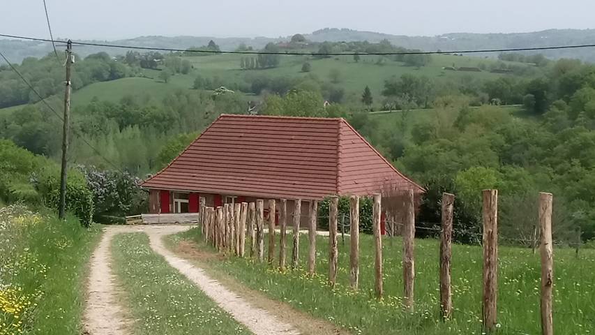 Location de vacances pour 6 personnes, avec terrasse ainsi que jardin et piscine en Dordogne - 2