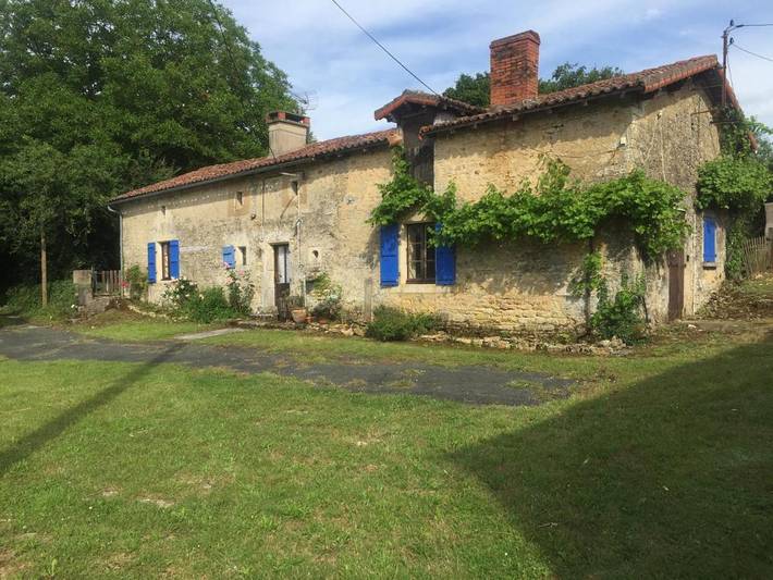 Location de vacances pour 5 personnes, avec jardin et piscine à Chatain (Vienne)