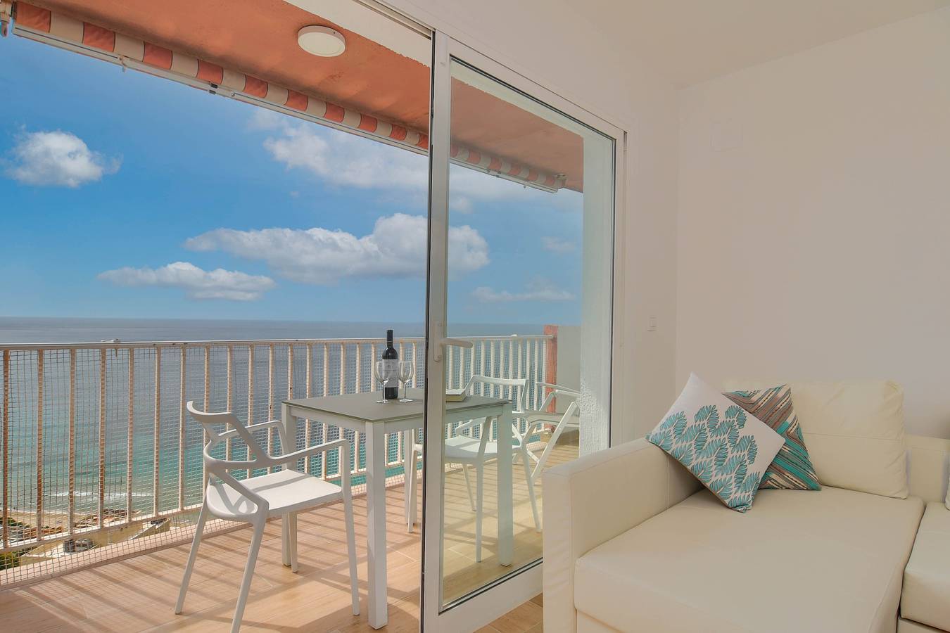 Appartement entier, Appartement La Perla Seaview Calpe avec vue mer, piscine, Wi-Fi, climatisation, balcon et terrasse in Vieille ville de Calpe, Calpe
