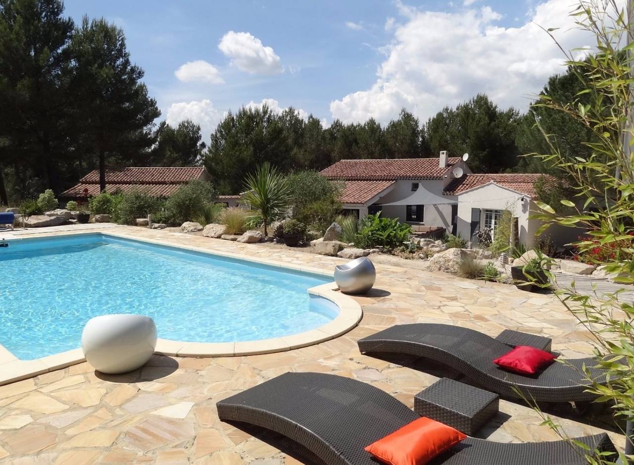 Belle et spacieuse villa avec piscine privée in Alleins, Région d'Arles