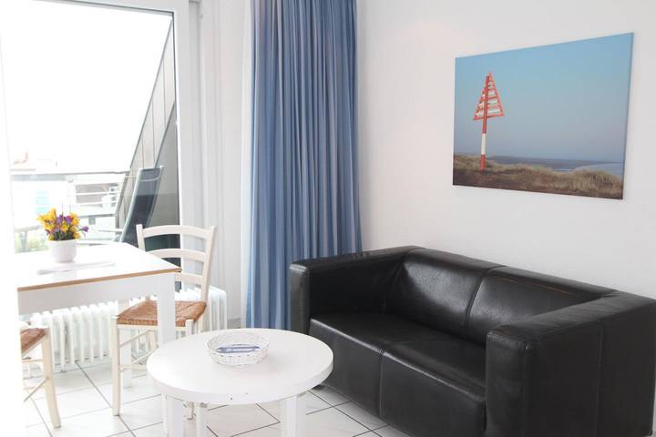 Ganze Wohnung, Hell eingerichtetes Ferienappartement mit Meerblick direkt an der Kurpromenade in Nordfriesische Inseln (Schleswig-Holstein) (Schleswig-Holstein), Wenningstedt