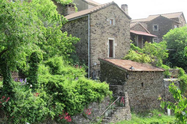 Gîte pour 5 personnes, avec jardin et terrasse, animaux acceptés à Bonnevaux (Languedoc-Roussillon)