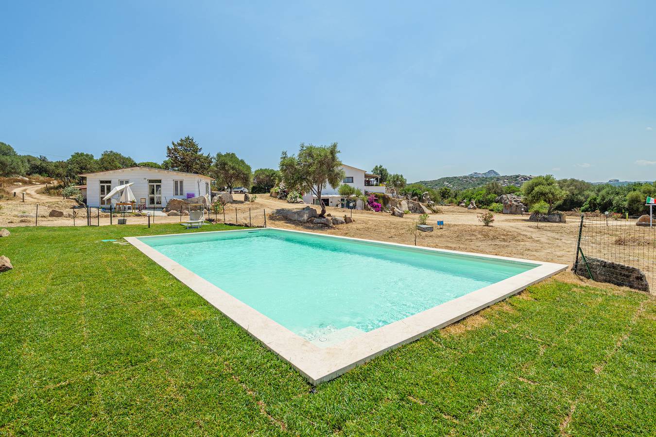 Appartamento intero, Appartamento 'Bouganville' con vista sulle montagne, terrazza privata e Wi-Fi in Arzachena, Costa Smeralda