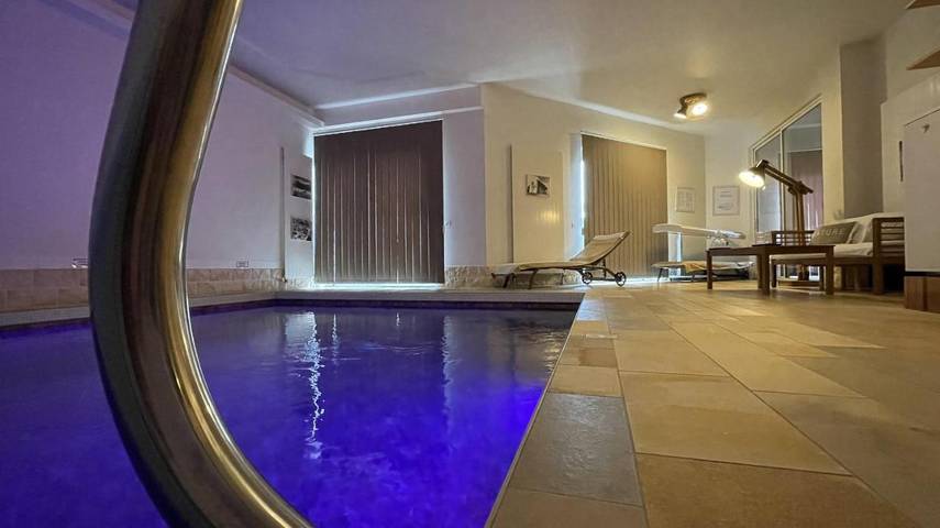 Chambre d’hôte pour 2 personnes, avec sauna et piscine ainsi que vue et terrasse