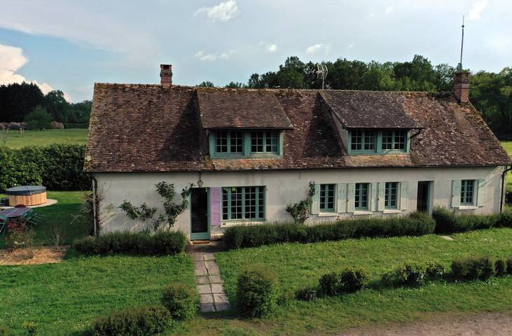 Gîte pour 7 personnes, avec terrasse et jacuzzi ainsi que jardin et piscine à Argent-sur-Sauldre