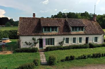 Gîte pour 7 personnes, avec terrasse et jardin ainsi que piscine et jacuzzi dans le Cher