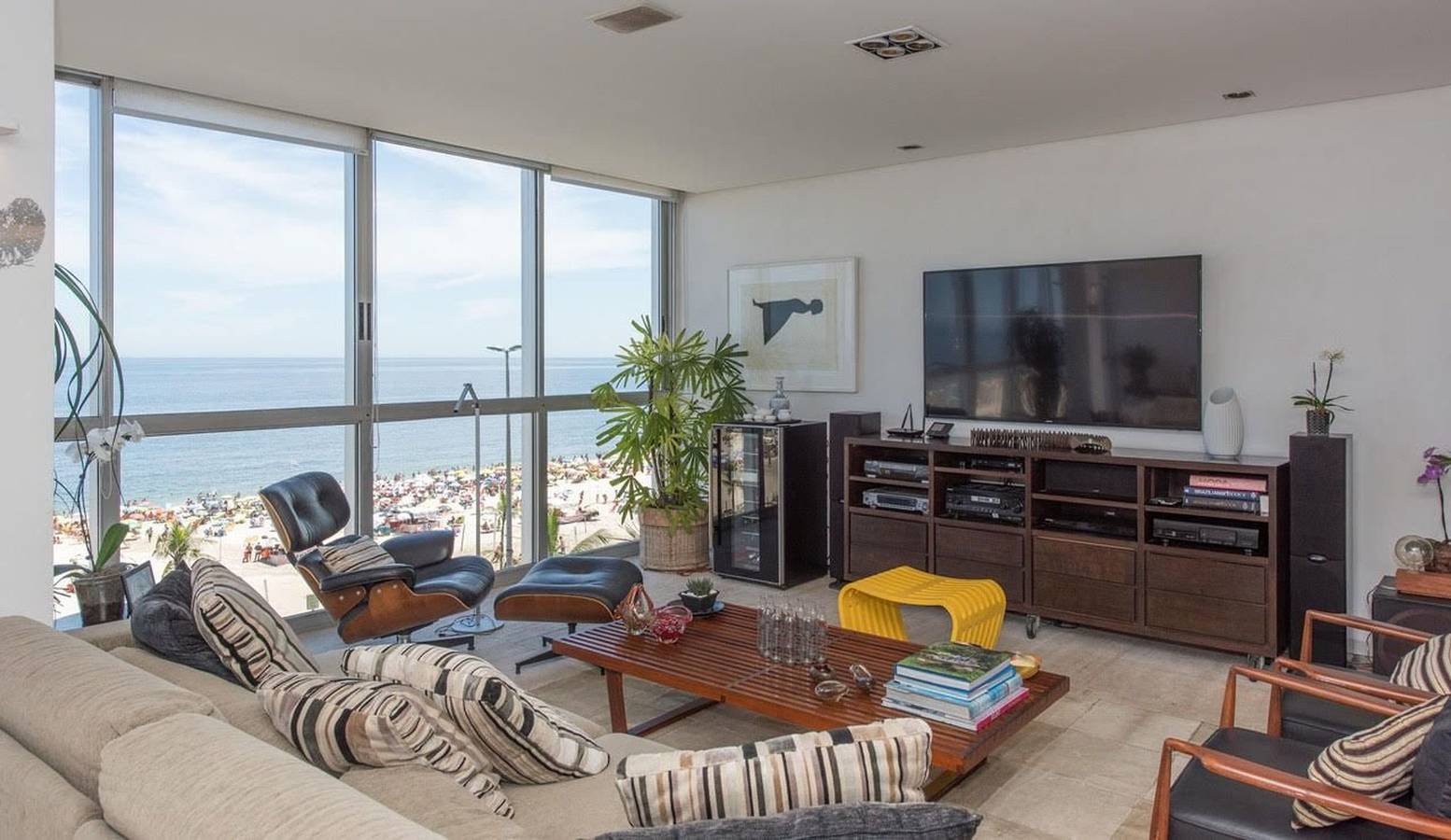 Entire apartment, Beachfront apartment in Posto 9 in Ipanema in Ipanema, Rio de Janeiro
