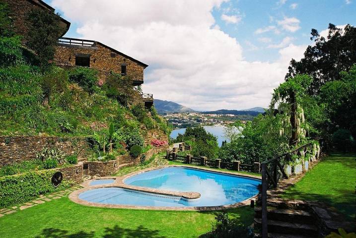 Location de vacances pour 20 personnes, avec piscine et vue ainsi que jardin et terrasse, animaux acceptés dans Melres