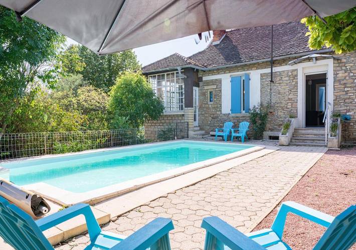 Location de vacances pour 12 personnes, avec piscine ainsi que vue et jardin dans Davayé