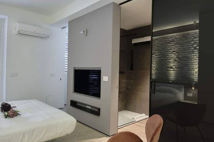 Entire apartment, Serendipity: apartment Canopo (2 beds - 2 baths) Alba center in Alba, Langhe
