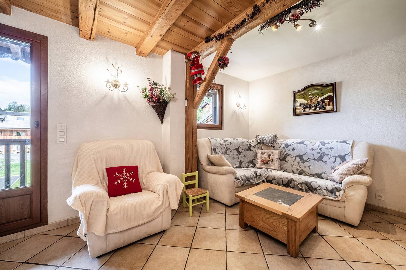 Appartement entier, La Ferme de Sous-Lachat - La Savoyarde, avec vue sur les montagnes, terrasse privée et Wi-Fi in Samoëns, Région de Bonneville