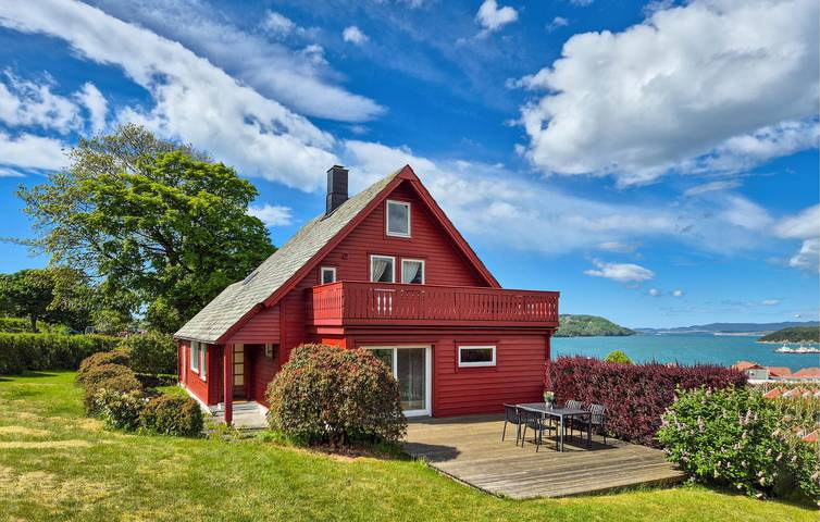 Vacation house for 10 people, with terrace and yard, kid friendly in Norway