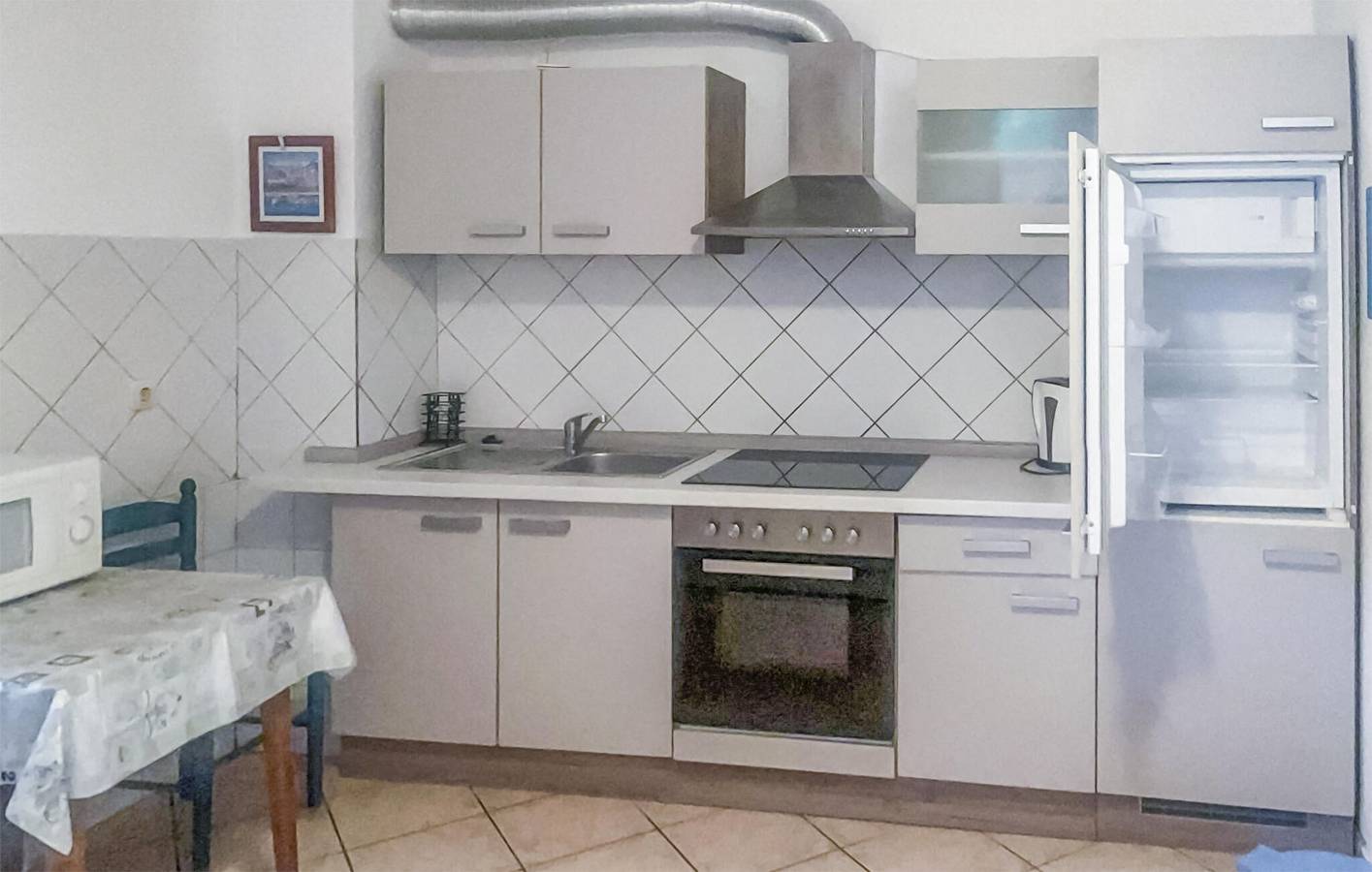 Ganze Ferienwohnung, Gemütliche Ferienwohnung mit Meerblick, Terrasse und Parkplatz, 2 km vom FKK-Strand entfernt in Njivice, Krk