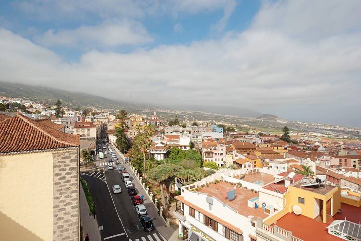 Casa vacacional 'Súper Ático Auditorio Centro' con terraza y Wi-Fi in Villa de La Orotava, La Orotava
