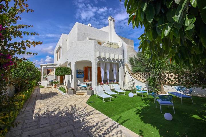 Ferienhaus für 9 Personen, mit Balkon und Terrasse sowie Garten und Ausblick in Brindisi