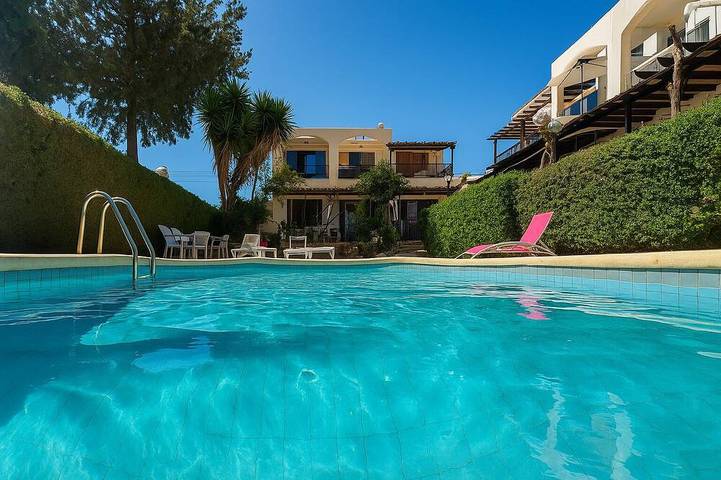 Holiday rental for 3 people, with pool and garden as well as terrace in Kato Paphos