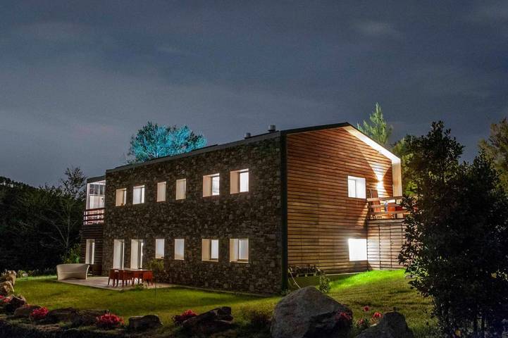 Location de vacances pour 8 personnes, avec sauna et jardin ainsi que piscine et jacuzzi à Brovello-Carpugnino