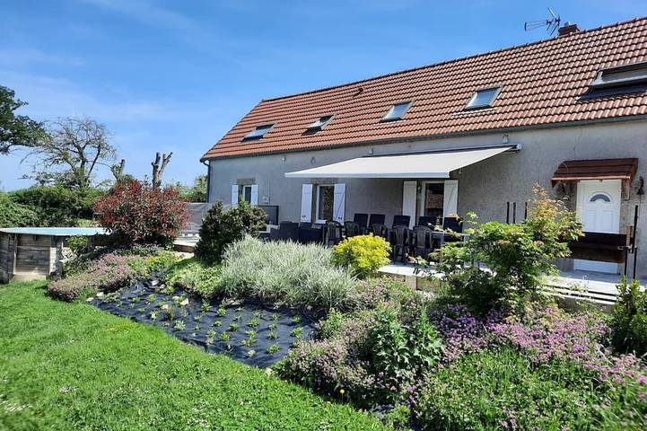 Gîte pour 10 personnes, avec terrasse et jardin