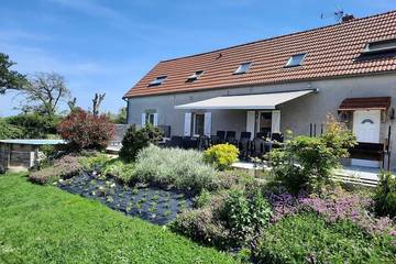 Gîte pour 10 personnes, avec terrasse et jardin à Échassières