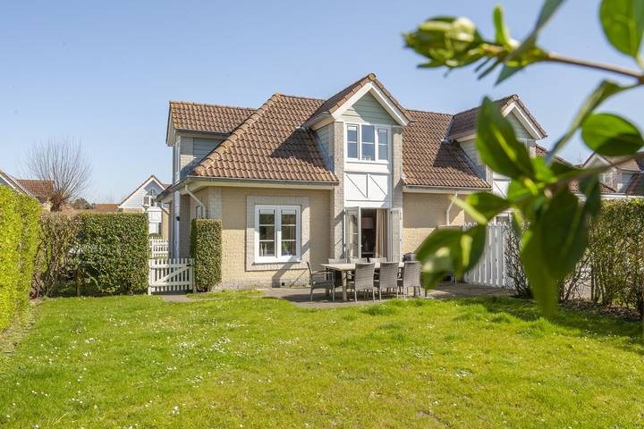 Villa voor 8 personen, with Balkon/Terras and Terras as well as Tuin and Zwembad in Kamperland