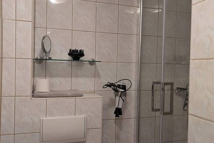 Ganze Wohnung, Separate ostseenahe (800m) Ferienwohnung in Wustrow, ruhige Zentrumslage, WLAN in Wustrow, Fischland