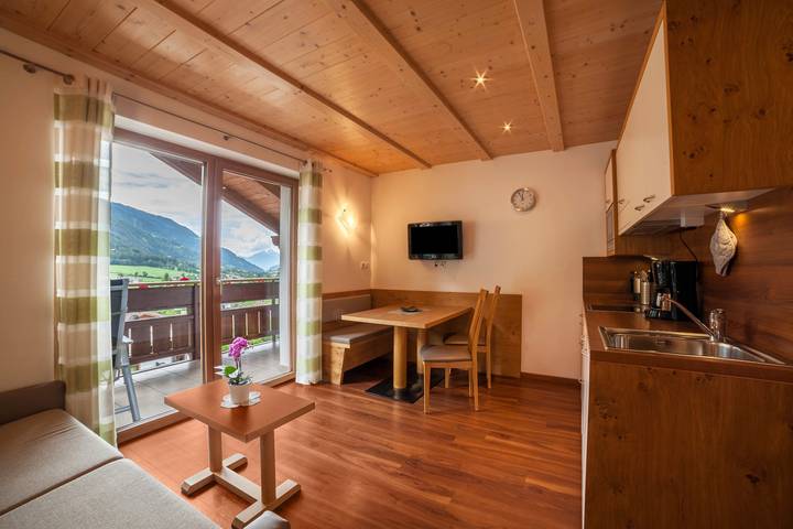 Entire apartment, Holiday Apartment "Laugen Ii" with Mountain View, Wi-Fi, Garden, Terrace & Balcony in Stubai Alps, San Leonardo in Passiria