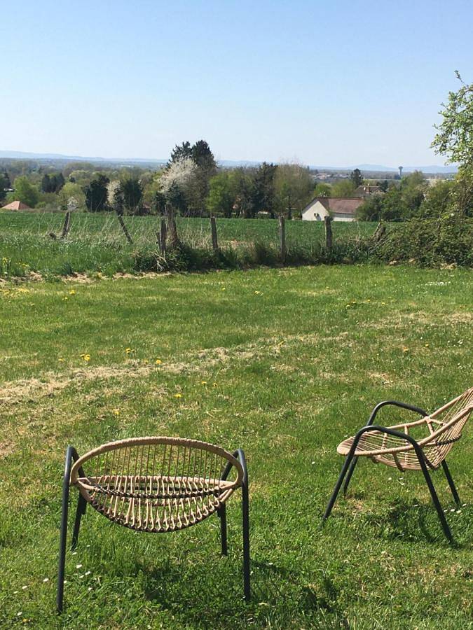 Location de vacances pour 4 personnes, avec vue ainsi que piscine et jardin à Bragny-sur-Saône - 2