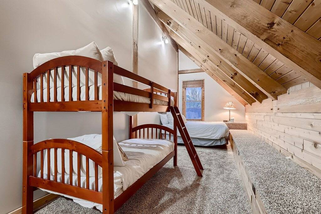 The River House Chalet: On Main Street, Pet-Friendly, Walk 2 Gondola, Hot tub in Arapaho and Roosevelt National Forests