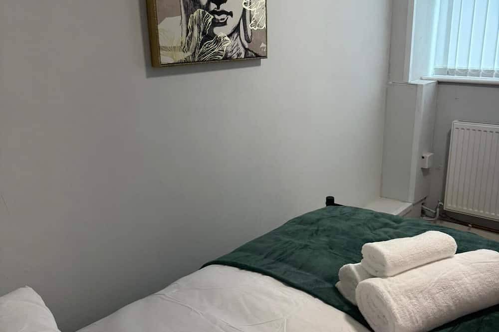 Entire apartment, 4 Bedroom Flat - Sleeps 5 - Free Parking & Wifi - Warwickshire in Warwick, Warwickshire