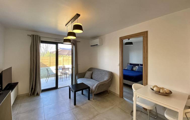 Gemütliches Riverside-Apartment mit AC, Terrasse und Parkplatz in Roquefort-les-Pins, Mittelmeerküste (Frankreich)