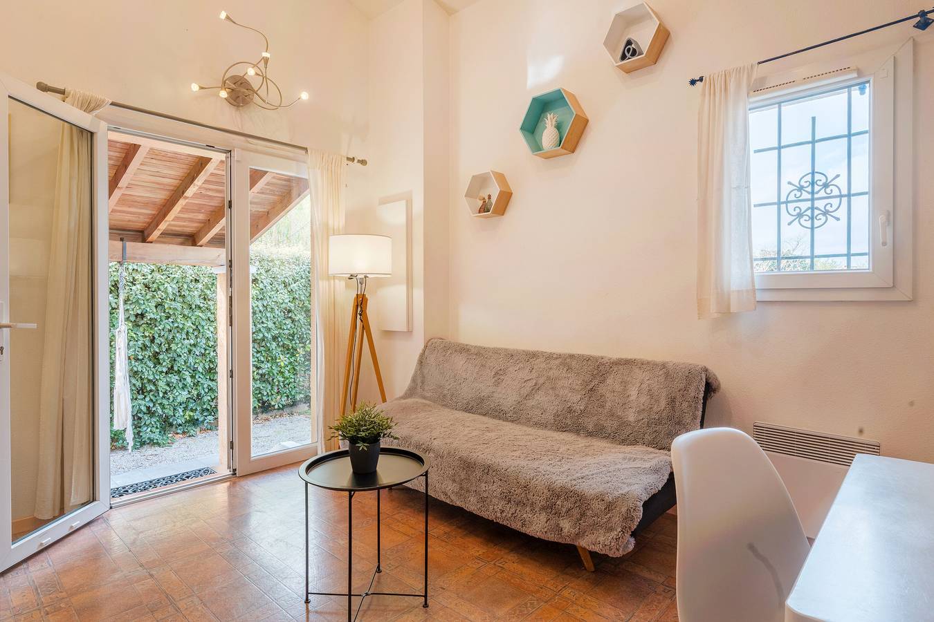 Entire apartment, Charming 2-bedroom house with pool, wifi, Ac in peaceful Eyguières in Eyguières, Arles region