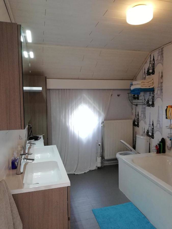 Appartement de vacances entier, Large Double or Twin Room in Kuringen, Hasselt