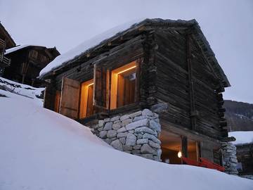 Gîte pour 6 personnes, avec jacuzzi ainsi que terrasse et jardin à Evolène