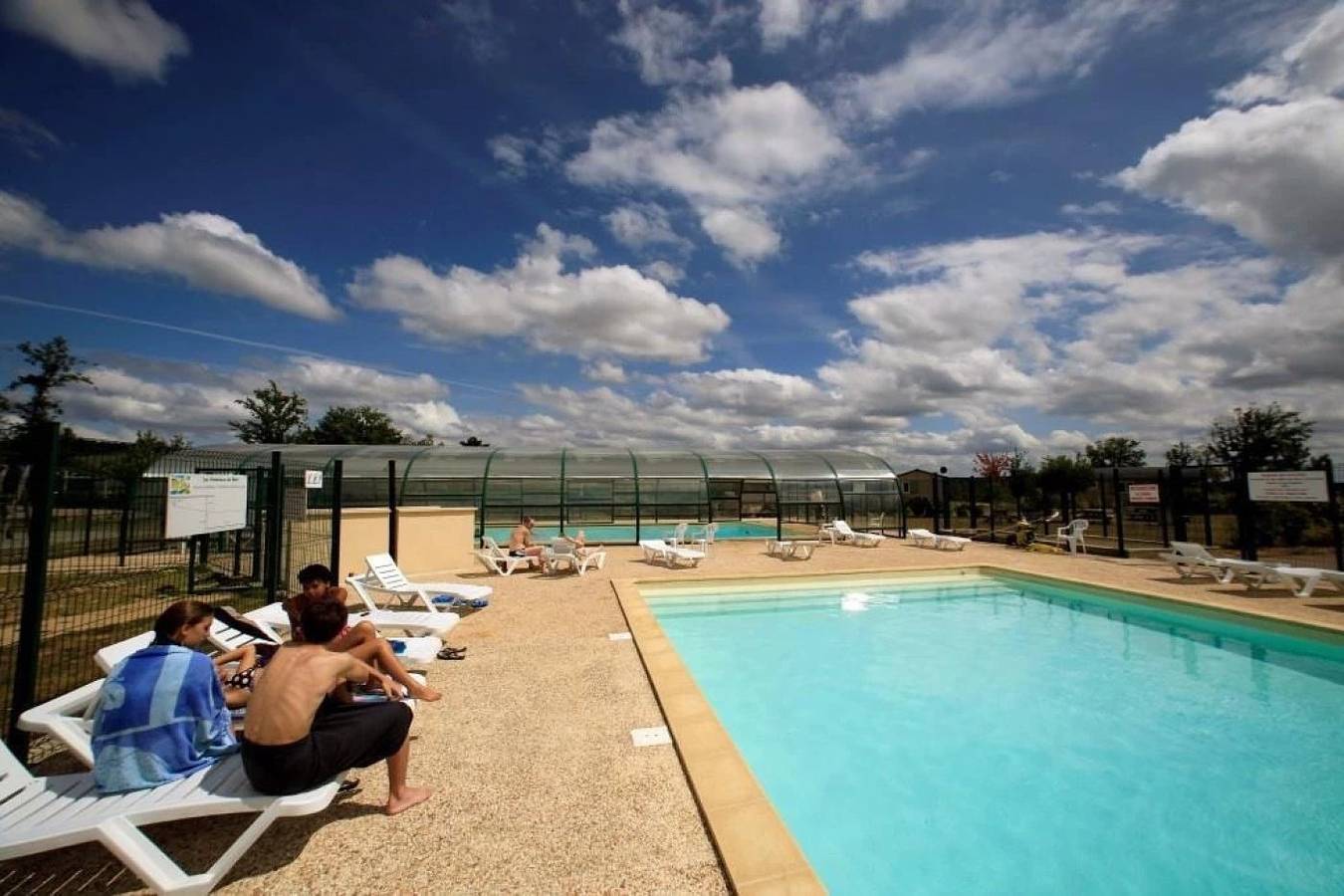 Zecamping 3 étoiles piscine couverte pet friendly cottage Tv Lv 35m2 2 pers in Beynat, Région de Brive-la-Gaillarde